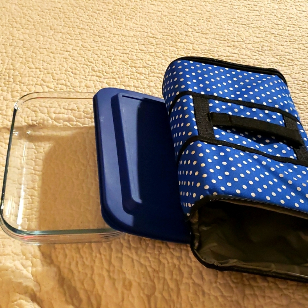 Baking dish with lid and insulated bag
